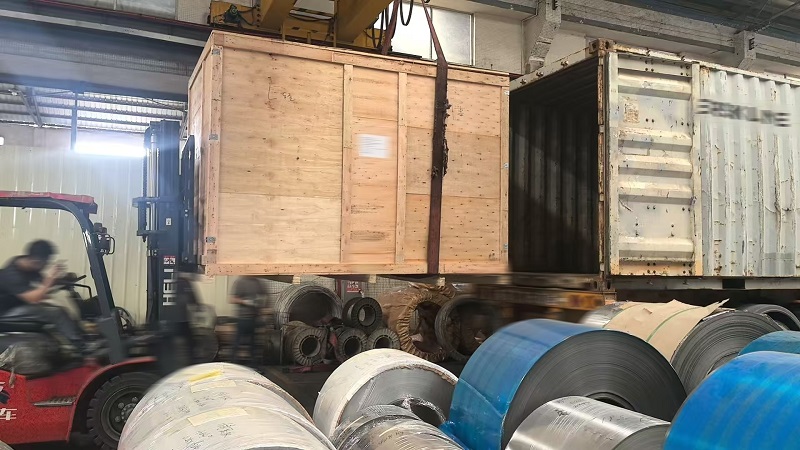 Aktualizace tovární zásilky: Nakládání vysokozdvižným vozíkem a bezpečné doručení